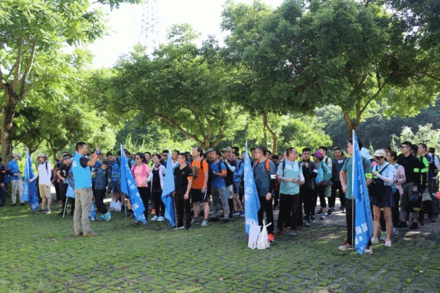 东升国际研究院团建2.gif